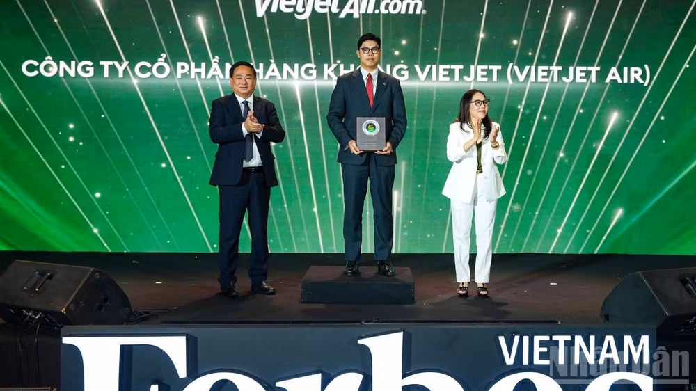 Vietjet được Forbes Việt Nam vinh danh trong “50 Doanh nghiệp dẫn đầu về ESG năm 2026. (Ảnh: BẢO VY)