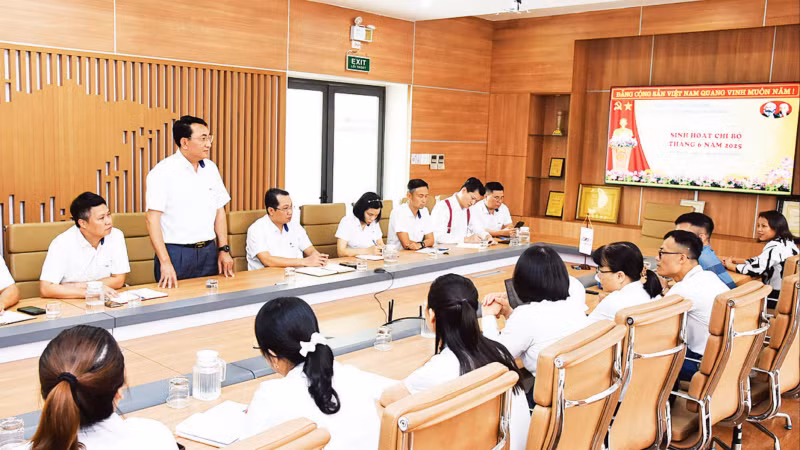 Một buổi sinh hoạt của Chi bộ Công ty cổ phần luyện thép cao cấp Việt-Nhật (Ảnh TRẦN HẢI)