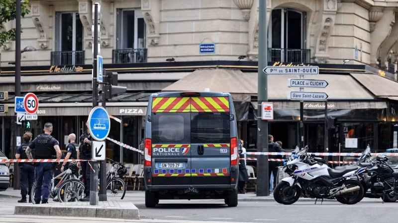 Cảnh sát được triển khai gần hiện trường vụ tấn công bằng dao ở thủ đô Paris (Pháp), ngày 27/7/2026. (Ảnh: THX/TTXVN phát)
