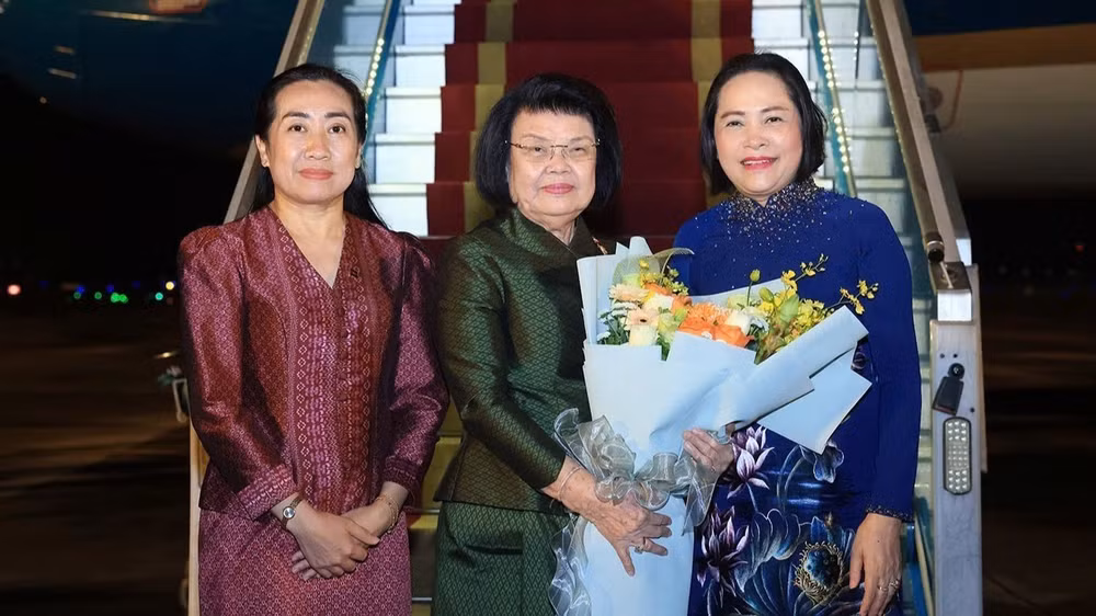 Phó Chủ tịch Quốc hội Nguyễn Thị Thanh đón Chủ tịch Quốc hội Campuchia Samdech Khuon Sudary tại sân bay quốc tế Nội Bài. (Ảnh: TTXVN)