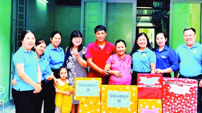 "Mái ấm công đoàn" được trao tặng cho gia đình chị Nguyễn Thị Thùy My là động lực để vợ chồng chị thêm niềm tin vươn lên trong cuộc sống. 