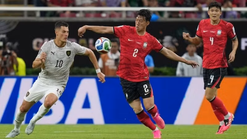 Trung vệ Lee Han-beom (giữa) của Hàn Quốc tranh chấp bóng với tiền đạo Patrik Schick (trái) của Cộng hòa Séc tại bảng A World Cup 2026. (Ảnh: Tân Hoa xã)