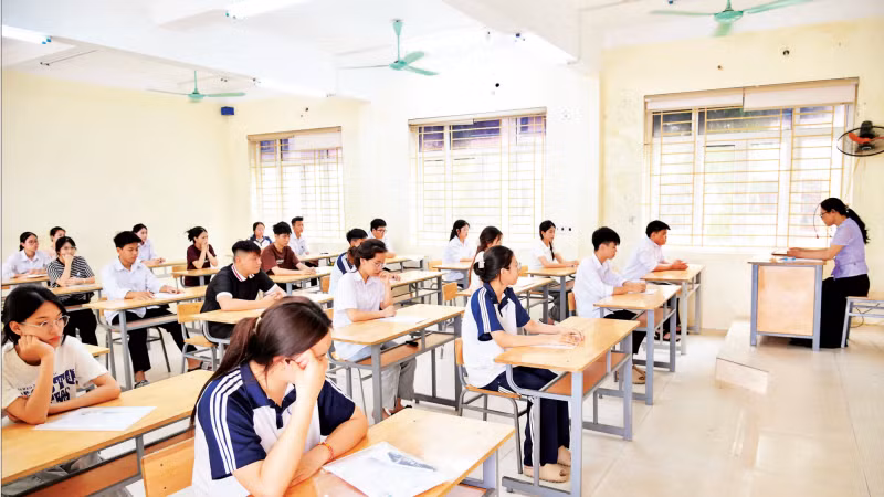 Thí sinh làm thủ tục kỳ thi tốt nghiệp trung học phổ thông năm 2026 tại điểm thi Trường trung học phổ thông A Thanh Liêm, tỉnh Ninh Bình. (Ảnh: THẾ ĐẠI)