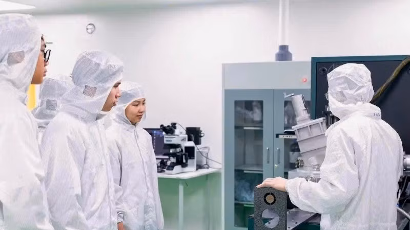 Sinh viên trải nghiệm thực hành trong phòng sạch tại Đại học Phenikaa.