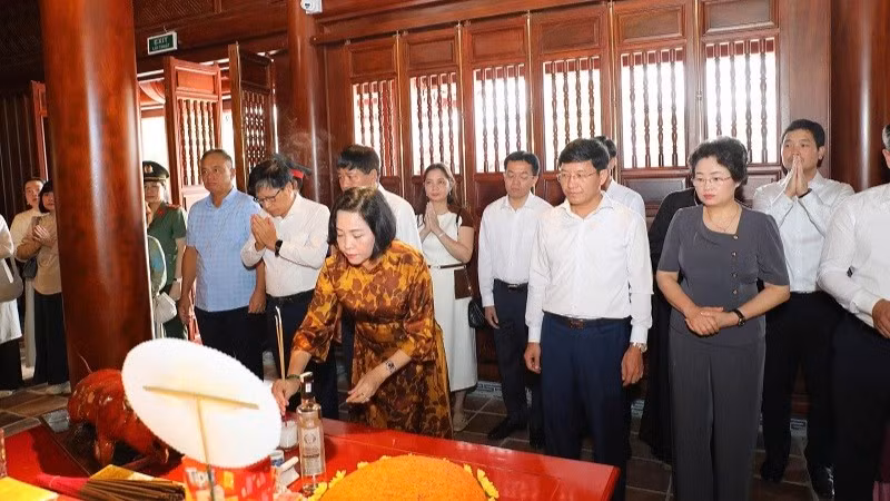 Đồng chí Nguyễn Thị Thanh, Ủy viên Trung ương Đảng, Phó Chủ tịch Quốc hội cùng thành viên Đoàn công tác thành kính dâng hương tưởng niệm Chủ tịch Hồ Chí Minh vĩ đại.