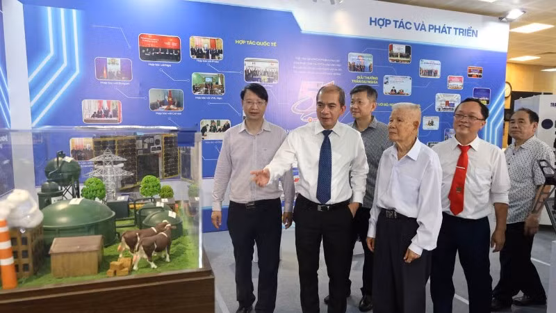Lãnh đạo Viện Hàn lâm và các đại biểu tham quan triển lãm. (Ảnh: Minh Đức)