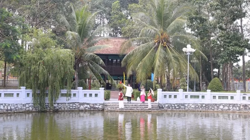 Khuôn viên Đền thờ Bác Hồ bình yên với rất nhiều cây xanh.