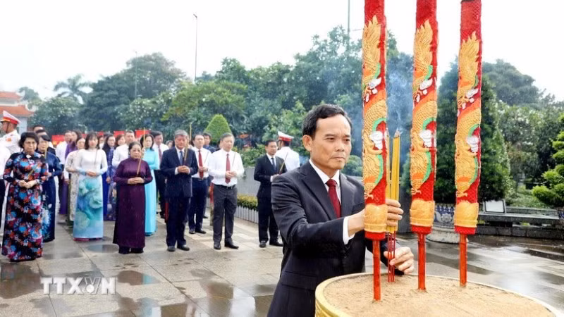 Bí thư Thành ủy Thành phố Hồ Chí Minh Trần Lưu Quang dâng hương tại Nghĩa trang Thành phố Hồ Chí Minh (Lạc Cảnh). (Ảnh: Thanh Vũ/TTXVN)