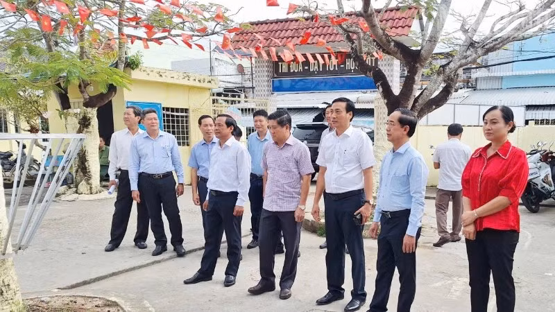  Đồng chí Hồ Thanh Thủy (thứ hai từ trái qua), Phó Bí thư Tỉnh ủy Cà Mau đến thăm, làm việc với Thường trực Đảng ủy xã Hòa Bình.