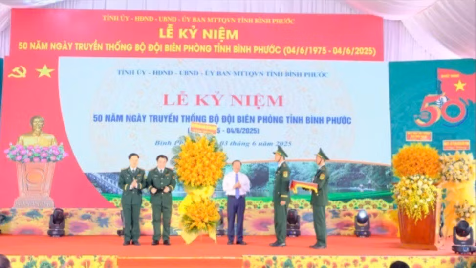 Đồng chí Lại Xuân Môn, Ủy viên Trung ương Đảng, Phó Trưởng Ban Thường trực Ban Tuyên giáo và Dân vận Trung ương, tặng hoa chúc mừng Bộ đội Biên phòng tỉnh Bình Phước.