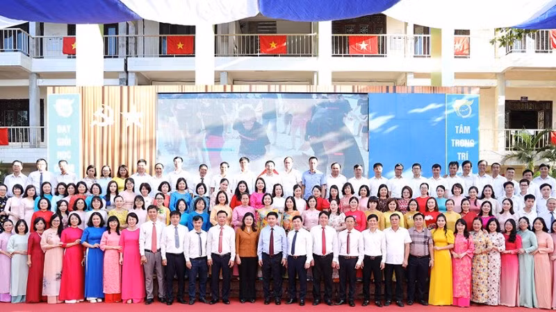 Đồng chí Trương Quốc Huy, Bí thư Tỉnh ủy, Trưởng Đoàn đại biểu Quốc hội tỉnh và các đại biểu chụp ảnh lưu niệm cùng Hội đồng sư phạm Trường chuyên Lê Hồng Phong.