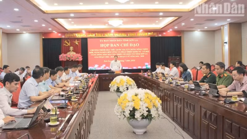 Đồng chí Nguyễn Đình Việt, Chủ tịch Ủy ban nhân dân tỉnh Sơn La chủ trì cuộc họp.