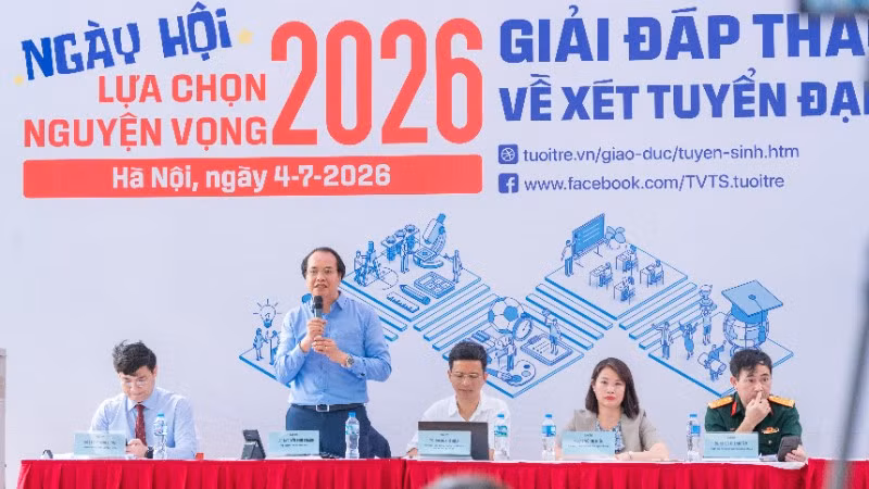 Ngày hội Lựa chọn nguyện vọng xét tuyển đại học, cao đẳng 2026 thu hút đông đảo học sinh, phụ huynh tham dự.