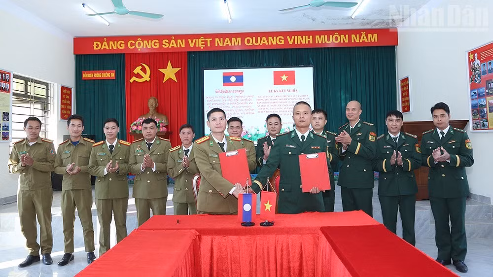Lễ ký kết nghĩa giữa các trạm hai bên biên giới Việt Nam-Lào. (Ảnh: PHAN THẢO)