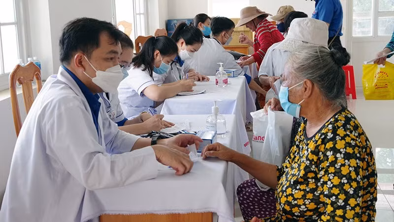 Khám, chữa bệnh cho đối tượng chính sách, người có công, người cao tuổi, người có hoàn cảnh khó khăn tại phường Phú Hài, thành phố Phan Thiết, tỉnh Bình Thuận. (Ảnh: Báo Nhân Dân)