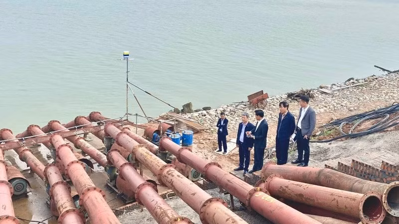 Cục Thủy lợi kiểm tra công tác lấy nước trên địa bàn thành phố Hà Nội, tháng 2/2024. (Ảnh: Bảo Hân/Báo Nhân Dân)