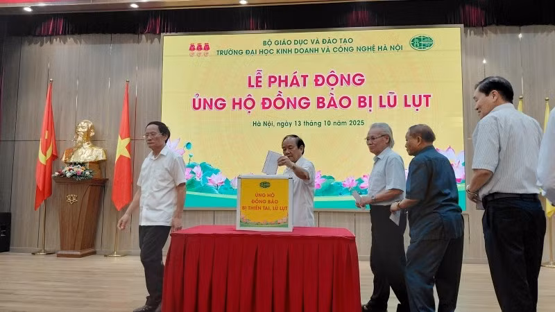 Lãnh đạo Trường đại học Kinh doanh và Công nghệ Hà Nội tham gia quyên góp ủng hộ đồng bào vùng lũ, sáng 13/10/2025.