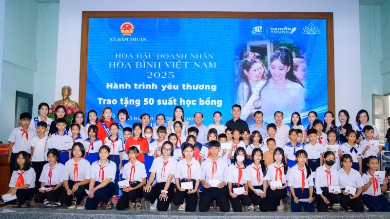 50 suất học bổng đã được Ban tổ chức và lãnh đạo xã Hàm Thuận trao tận tay 50 em học sinh có hoàn cảnh khó khăn, vươn lên học giỏi.