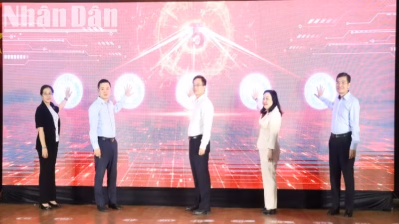 Lãnh đạo tỉnh Đắk Lắk ấn nút khởi động bốn nền tảng số phục vụ chính quyền địa phương 2 cấp.
