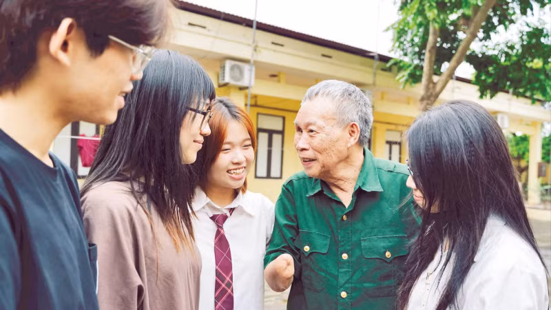 Thành viên dự án “Chuyện thời bình” lắng nghe chia sẻ của thương binh Đỗ Đăng Khuây tại Trung tâm Điều dưỡng thương binh Thuận Thành.