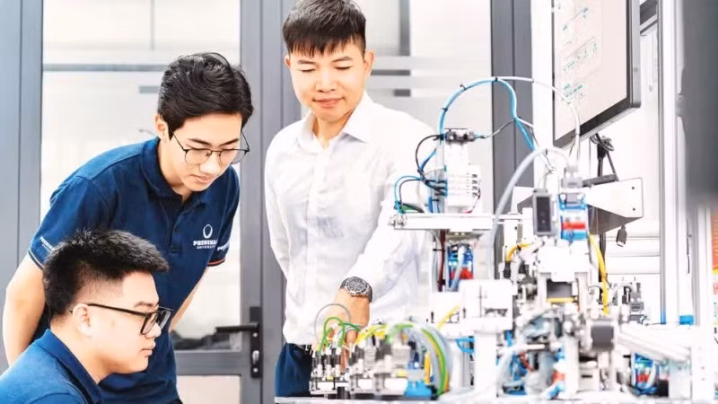 Hoạt động nghiên cứu, thực hành tại Trường đại học Phenikaa. (Ảnh: VŨ THƠM)