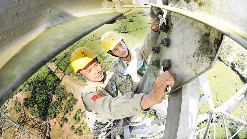 Công nhân Công ty Truyền tải điện Tây Bắc kiểm tra, sửa chữa đường dây 500kV Sơn La-Hiệp Hòa (Phú Thọ). (Ảnh minh họa: ĐỨC ANH)