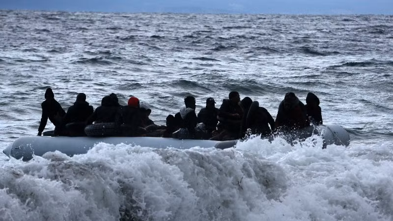 Người di cư trên thuyền ở ngoài khơi đảo Lesbos, Hy Lạp. (Ảnh tư liệu: THX/TTXVN)