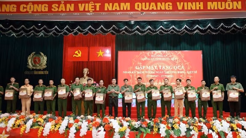 Đại tá Nguyễn Thành Sơn, Phó Giám đốc Công an tỉnh Hưng Yên trao quà tặng các đồng chí thương binh, thân nhân liệt sĩ đang công tác trong lực lượng Công an tỉnh.