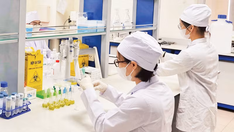 Kiểm nghiệm chất lượng hoạt chất sản xuất thuốc tại Viện Kiểm nghiệm thuốc Trung ương.