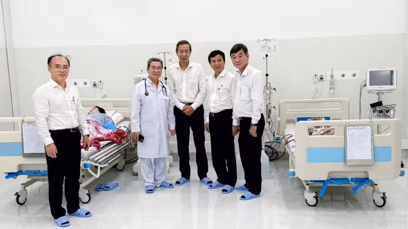 Lãnh đạo Sở Y tế Thành phố Hồ Chí Minh và Bệnh viện Thống Nhất tại buổi triển khai kỹ thuật chạy thận nhân tạo tại đặc khu Côn Đảo. 