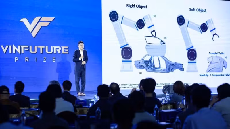 Thuyết trình về robot và tự động hóa tại Vinfuture. (Ảnh: TTXVN)