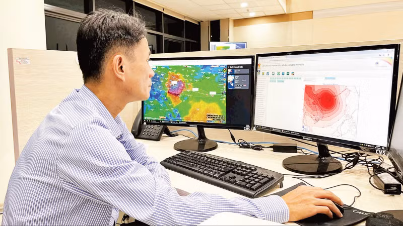 Dự báo viên sử dụng ứng dụng AI để phân tích, dự báo thiên tai (Ảnh: MINH CƯỜNG)