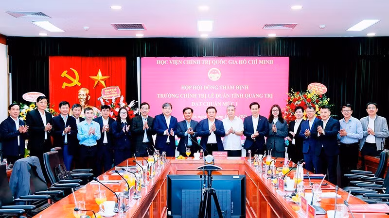 Ủy viên Bộ Chính trị, Giám đốc Học viện Chính trị quốc gia Hồ Chí Minh, Chủ tịch Hội đồng Lý luận Trung ương Nguyễn Xuân Thắng, Chủ tịch Hội đồng thẩm định tại Phiên họp thẩm định Trường Chính trị Lê Duẩn đạt chuẩn mức 1.