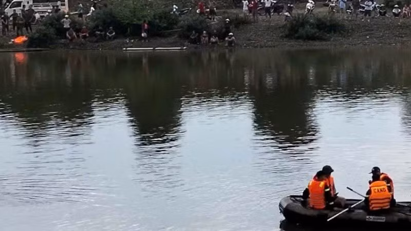Lực lượng chức năng và người dân đang nỗ lực tìm kiếm nam thanh niên mất tích.