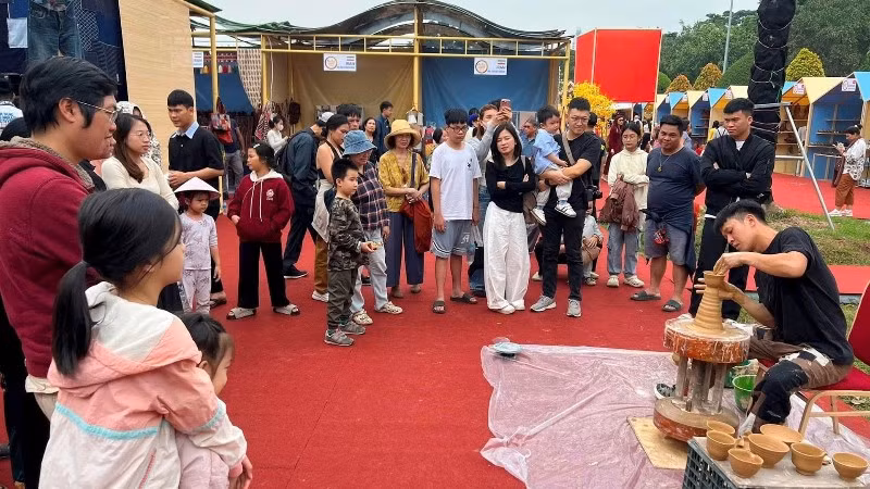 Du khách xem nghệ nhân gốm Phù Lãng (Bắc Ninh) biểu diễn làm gốm tại Festival Bảo tồn và phát triển Làng nghề quốc tế 2025.
