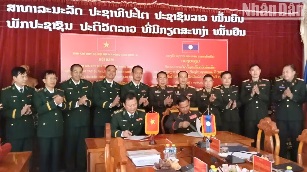 Ban Chỉ huy Bộ đội Biên phòng tỉnh Sơn La và Bộ Chỉ huy quân sự tỉnh Hủa Phăn ký kết bản ghi nhớ hội đàm lần thứ XVII. (Ảnh: QUÀNG HÙNG)