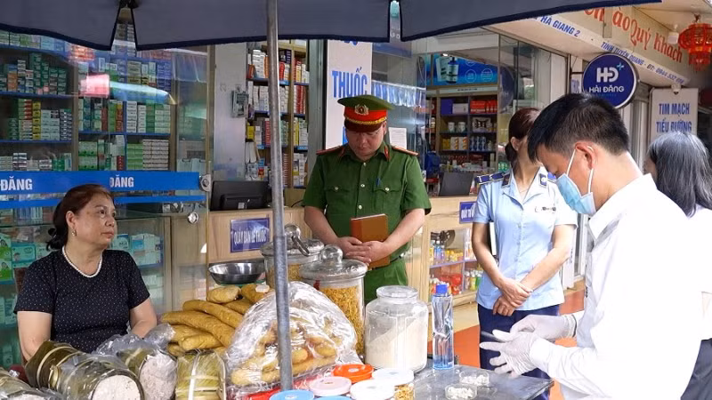 Các đoàn kiểm tra tập trung kiểm tra các cơ sở sản xuất, kinh doanh, chế biến thực phẩm trên địa bàn tỉnh.
