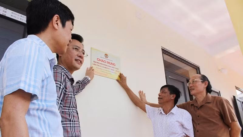 Đại diện Báo Nông thôn Ngày nay/Dân Việt/Trang Trại Việt điện tử, lãnh đạo Sở Giáo dục và Đào tạo Điện Biên, lãnh đạo xã Sín Thầu gắn biển công trình điểm trường Cà Là Pá.