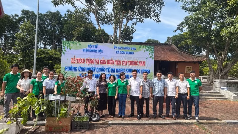 Các đại biểu tham dự buổi lễ.