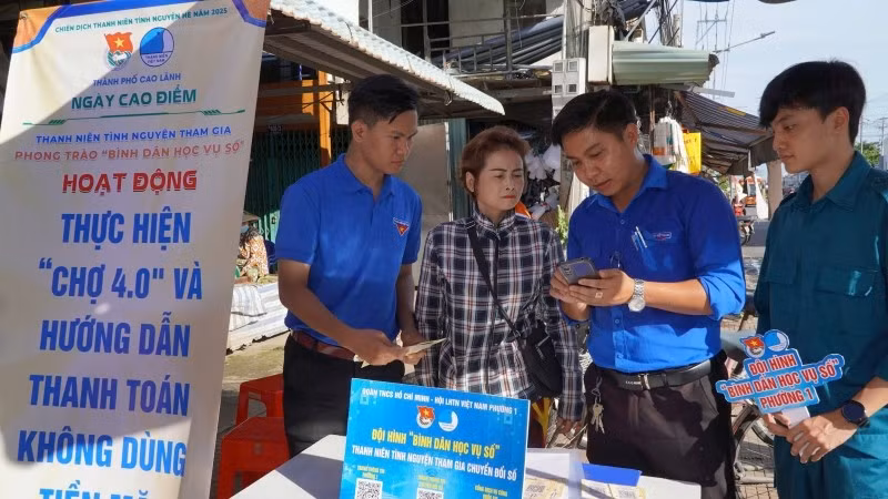 Đoàn viên hướng dẫn tiểu thương thanh toán không dùng tiền mặt tại chợ Mỹ Ngãi, Phường 1, thành phố Cao Lãnh.