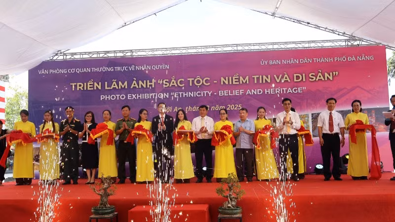 Các đại biểu cắt băng khai mạc triển lãm. (Ảnh: BTC)