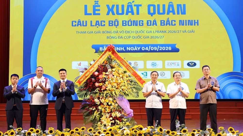 Lãnh đạo tỉnh Bắc Ninh chúc mừng Lễ xuất quân của Câu lạc bộ bóng đá Bắc Ninh. (Ảnh: S.Q)