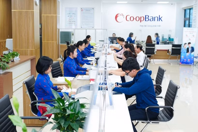 Khách hàng giao dịch tại Co-opBank.