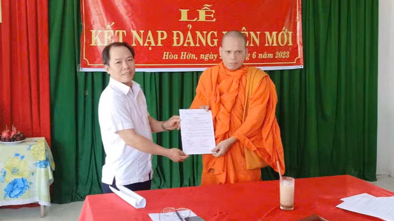 Lãnh đạo xã Định Hòa trao quyết định kết nạp đảng cho Đại Đức Danh Minh Tuấn, đảng viên chi bộ ấp Hòa Hớn, xã Định Hòa.