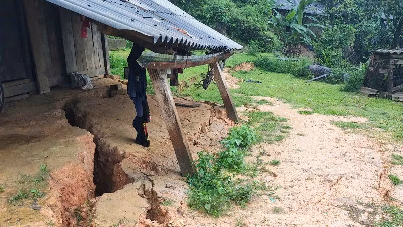 Nhà ở của người dân ở thôn Dê Dàng, xã Sính Phình xuất hiện nhiều vết nứt lớn tiềm ẩn nguy hiểm nên xã đã khẩn trương đưa người dân di chuyển tránh trú. 