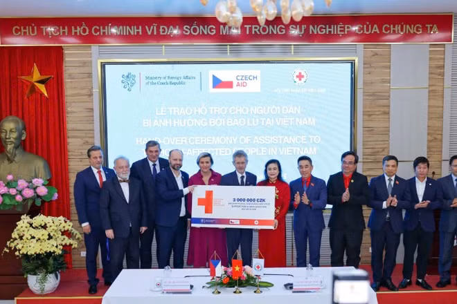 Lễ trao hỗ trợ người dân bị ảnh hưởng bởi bão lũ tại Việt Nam. 