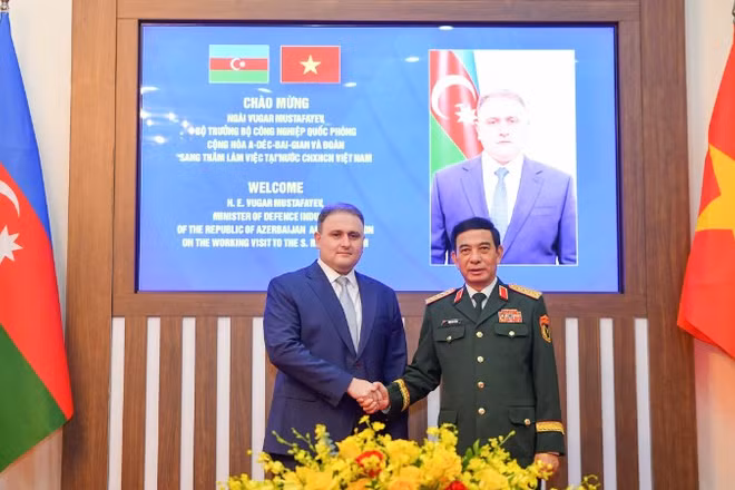 Đại tướng Phan Văn Giang và Bộ trưởng Công nghiệp quốc phòng Azerbaijan Vugar Mustafayev. (Ảnh: THẾ ĐẠI)