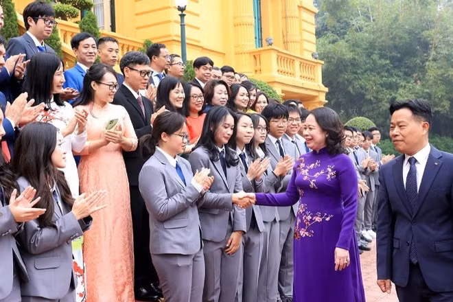 Phó Chủ tịch nước Võ Thị Ánh Xuân gặp mặt học sinh giỏi đoạt giải Olympic và Khoa học kỹ thuật quốc tế năm 2025.