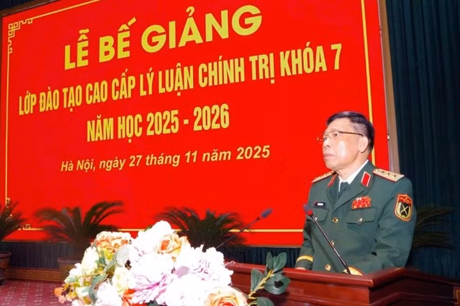 Thượng tướng Trần Việt Khoa, Giám đốc Học viện Quốc phòng, phát biểu tại Lễ bế giảng. 
