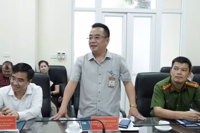 Chủ tịch Ủy ban nhân dân phường Khương Đình Nguyễn Sỹ Đoàn cho biết, đây là sổ đỏ đầu tiên được cấp cho tổ chức trên địa bàn thành phố Hà Nội sau vận hành mô hình chính quyền địa phương hai cấp.